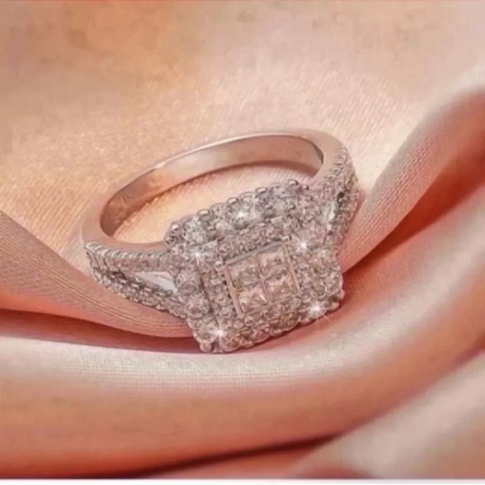 Elegant NWT Cubic Zirconia Geometric Ring 6/7